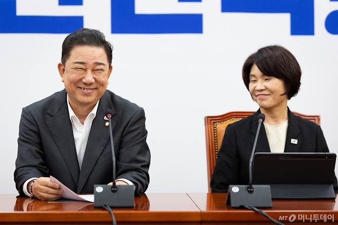 (서울=뉴스1) 유승관 기자 = 김병기 더불어민주당 원내대표와 한정애 신임 정책위의장이 5일 서울 여의도 국회에서 열린 원내대책회의에서 미소 짓고 있다. 2025.8.5/뉴스1  Copyright (C) 뉴스1. All rights reserved. 무단 전재 및 재배포,  AI학습 이용 금지. /사진=(서울=뉴스1) 유승관 기자