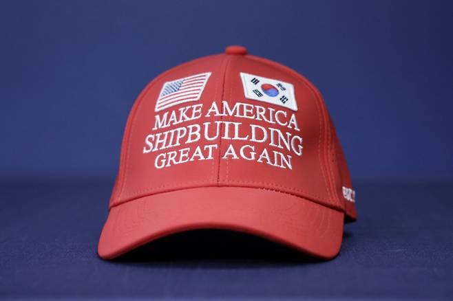 사진은 대통령실이 지난 3일 서울 용산 청사에서 한미 관세협상에서 쓰였던 '마스가 모자'를 공개한 모습. /사진=뉴시스