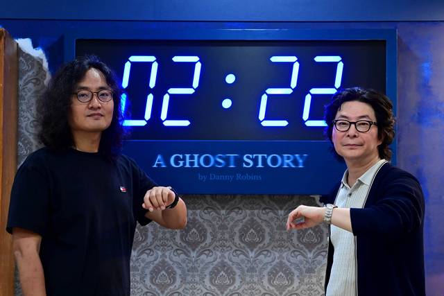 연극 ‘2시 22분’의 음악을 담당한 김태근(오른쪽) 음악감독과 지승준 음향 디자이너. 문호남 기자