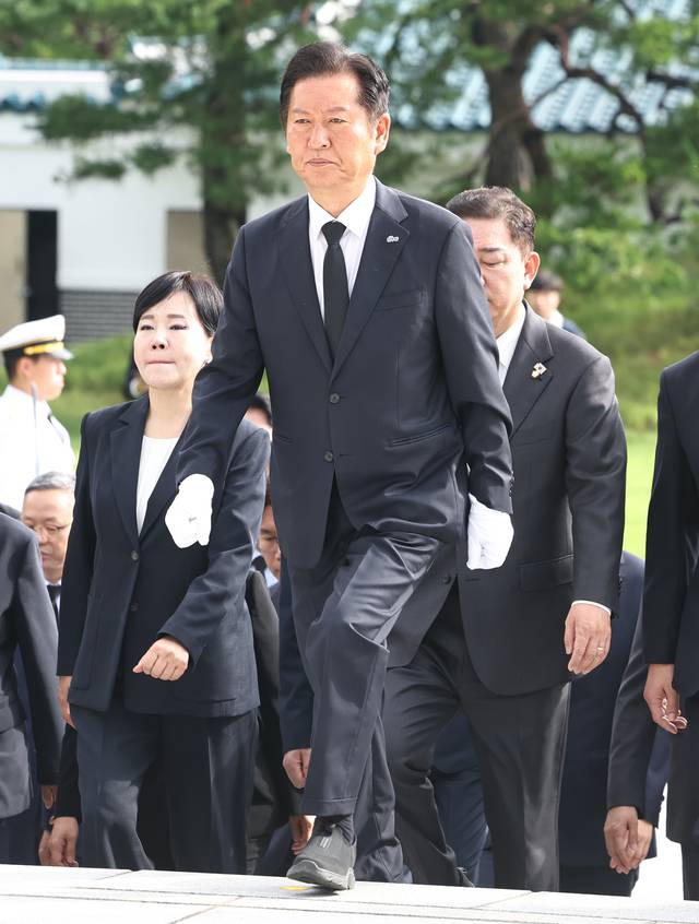 鄭대표 현충원 참배  : 정청래 신임 더불어민주당 대표가 4일 오전 서울 동작구 국립서울현충원에서 현충탑을 향해 걸어가고 있다.  백동현 기자