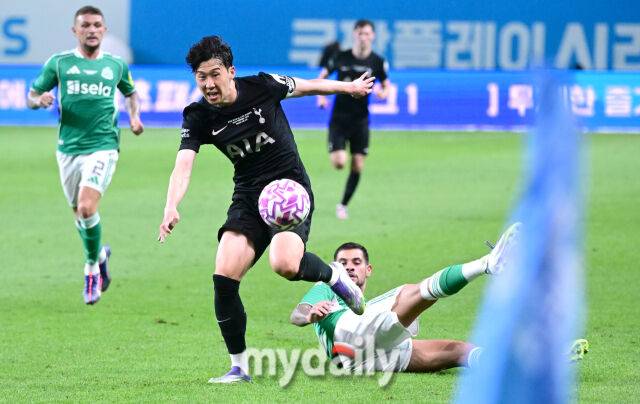 2025년 8월 3일 오후 서울월드컵경기장에서 쿠팡플레이 시리즈 '토트넘 홋스퍼 FC와 뉴캐슬 유나이티드 FC'의 경기가 열렸다.토트넘 손흥민이 드리볼 돌파를 하고 있다.