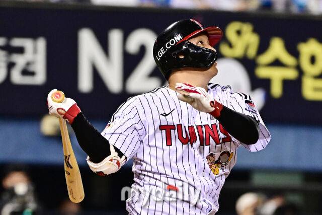 5일 서울 잠실야구장에서 열린 '2025 신한 SOL BANK KBO리그' 두산 베어스와 LG 트윈스 경기. LG 문보경이 7회말 2사 1-2루에 역전 쓰리런을 치고 있다./잠실=한혁승 기자