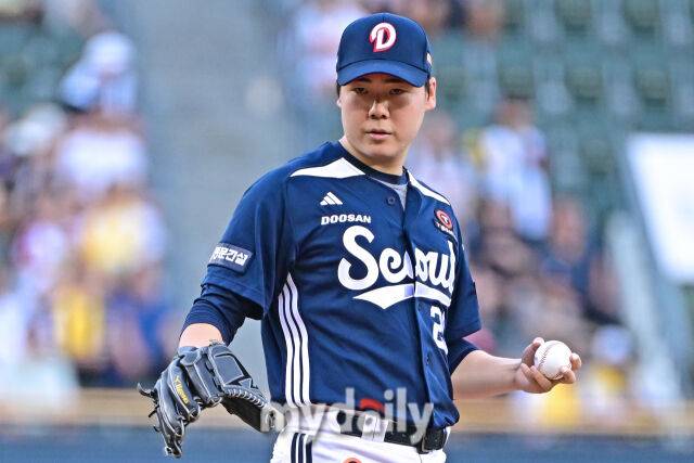 5일 서울 잠실야구장에서 열린 '2025 신한 SOL BANK KBO리그' 두산 베어스와 LG 트윈스 경기. 두산 최승용이 선발투수로 나와 사인을 받고 있다./잠실=한혁승 기자