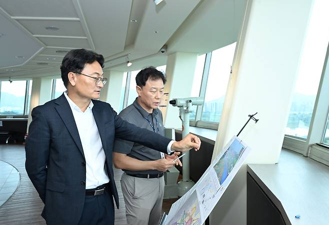 엄진섭 구리시 부시장(완쪽)이 구리토평2 공공주택지구 조성사업 예정부지를 바라보고 있다.
