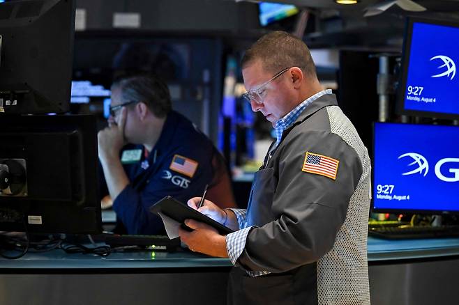 트레이더들이 4일(현지시간) 뉴욕증권거래소(NYSE)에서 일하고 있습니다. 지난주 말 미국 고용지표가 시장 전망치를 크게 밑돈 충격으로 동반 하락하는 모습을 보였던 뉴욕증시 3대 지수는 이날 저가매수세가 유입되면서 1거래일만에 반등 마감했다. [AFP]