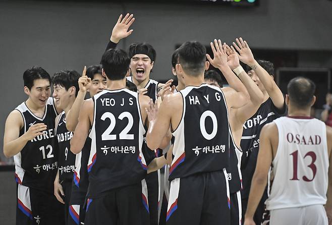 한국 농구 대표팀이 20일 열린 카타르와 평가전서 승리한 후 기쁨을 나누고 있다. [대한민국농구협회 제공]
