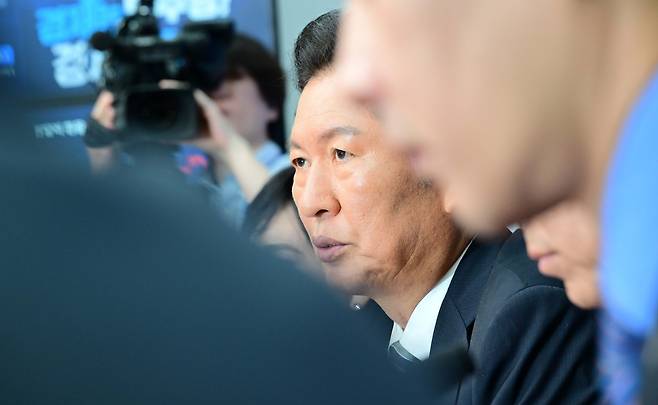 정청래 더불어민주당 대표가 4일 서울 여의도 국회에서 열린 최고위원회의에 참석해 현안에 관해 발언하고 있다. 이상섭 기자
