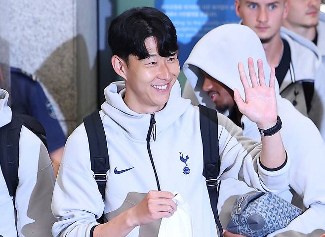 손흥민이 미국 메이저리그사커 LAFC와 계약을 위해 5일 LA행 비행기에 오른다. [연합]