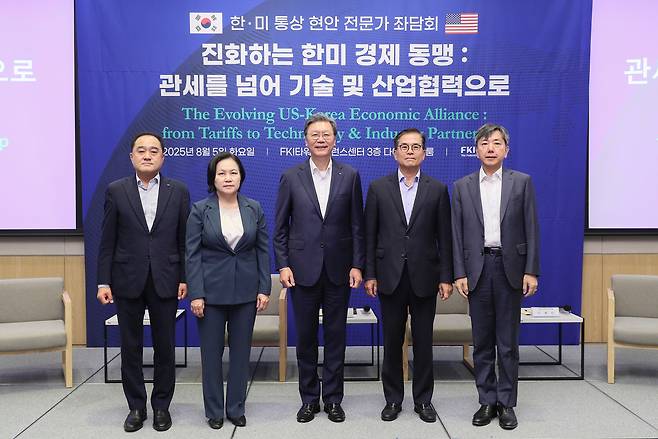 김창범 한경협 부회장을 비롯한 내빈들이 5일 FKI타워 컨퍼런스센터에서 열린 ‘진화하는 한미 경제동맹: 관세를 넘어 기술 및 산업협력으로’ 좌담회에서 기념촬영을 하고 있다. 사진 왼쪽부터 정철 한경연 원장, 유명희 서울대 국제대학원 교수, 김창범 한경협 부회장, 최석영 법무법인 광장 고문, 이재민 서울대 법학전문대학원 원장. [한국경제인협회 제공]