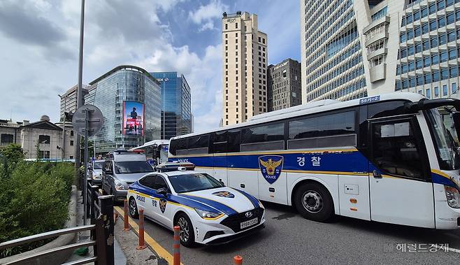 명동 신세계백화점 본점에 폭발물이 설치됐다는 신고가 접수돼 경찰과 소방이 출동했다. 백화점 안에 있던 이용객들은 모두 대피한 상태다. [김도윤 기자]