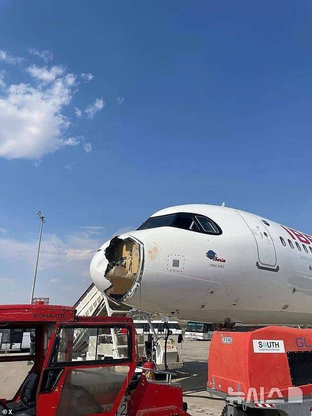 [뉴시스] 이륙하자마자 조류와 충돌해 전면부가 손상된 여객기의 모습.(사진=데일리메일)