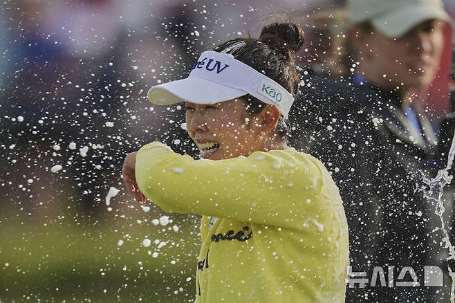 [포스콜=AP/뉴시스] 야마시타 미유(일본)가 3일(현지 시간) 영국 웨일스 포스콜의 로열 포스콜 골프클럽에서 열린 미국여자프로골프(LPGA) 투어 AIG 위민스 오픈 정상에 올라 샴페인 세례를 받고 있다. 야마시타는 최종 합계 11언더파 277타로 투어 첫 우승을 차지했다. 2025.08.04.