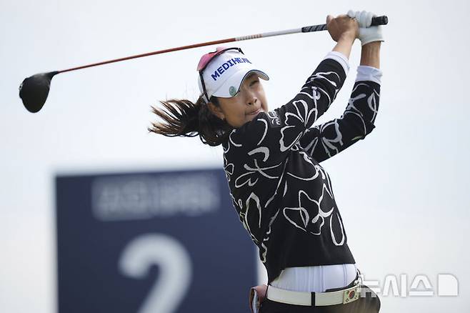 [포스콜=AP/뉴시스] 김아림이 3일(현지 시간) 영국 웨일스 포스콜의 로열 포스콜 골프클럽에서 열린 미국여자프로골프(LPGA) 투어 AIG 위민스 오픈 최종 라운드 2번 홀에서 티샷하고 있다. 김아림은 최종 합계 7언더파 281타로 공동 4위를 기록하며 대회를 마쳤다. 2025.08.04.