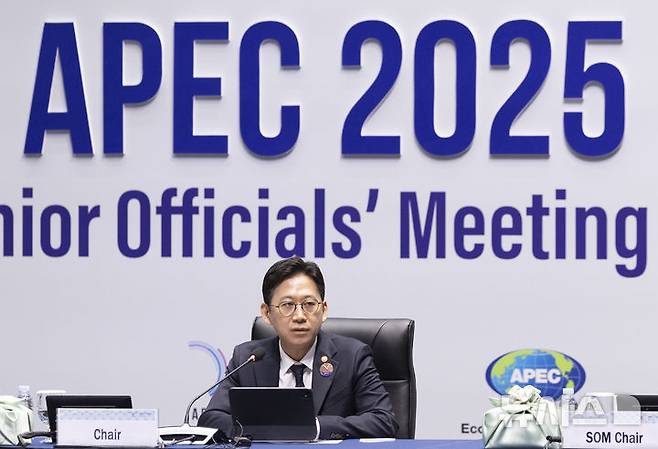 [인천=뉴시스] 김근수 기자 = 배경훈 과학기술정보통신부 장관이 4일 인천 송도컨벤시아에서 열린 APEC 2025 디지털·AI장관회의에서 개회사를 하고 있다. 2025.08.04. ks@newsis.com