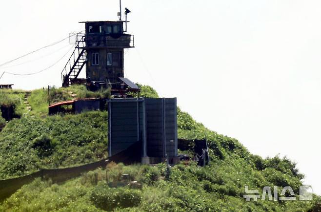 [파주=뉴시스] 홍효식 기자 = 우리 군이 전방지역에 설치된 대북확성기 철거를 시작한 4일 경기도 파주시 접경지역에서 바라본 한국 측 초소 앞 군사 시설물 내 대북확성기가 보이지 않고 있다. 2025.08.04. yesphoto@newsis.com