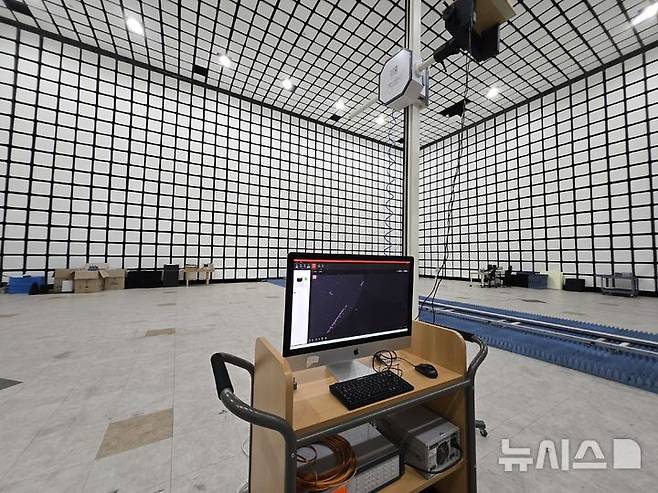 [인천=뉴시스]한국전파진흥협회(RAPA) 송도 전파산업클러스터에 마련된 25m 대형전자파 차폐시설의 모습. (사진=윤현성 기자) 2025.08.04.