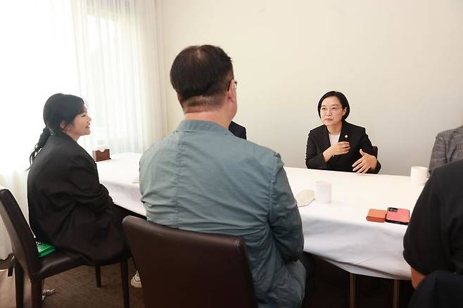 [서울=뉴시스] 한성숙 중소벤처기업부 장관이 5일 서울 중구 달개비에서 코리아스타트업포럼 관계자들과 간담회를 열고 스타트업계 애로사항 등을 논의하고 있다. (사진=중소벤처기업부 제공) 2025.08.05. photo@newsis.com *재판매 및 DB 금지