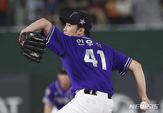 [부산=뉴시스] 김근수 기자 = 2023년 7월15일 오후 부산 동래구 사직야구장에서 열린 2023 KBO 올스타전 드림 올스타와 나눔 올스타의 경기, 7회초 나눔 올스타 안우진이 역투하고 있다. 2023.07.15. ks@newsis.co
