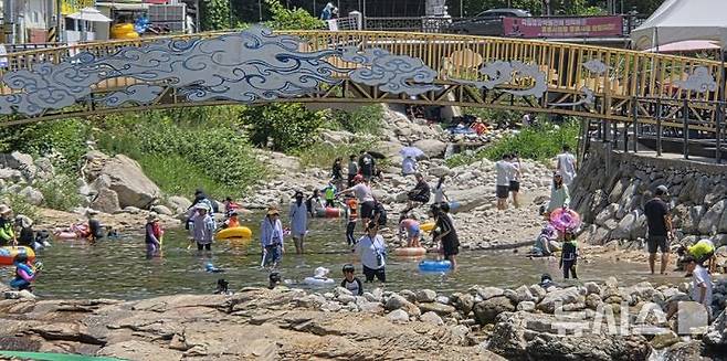 [포천=뉴시스] 송주현 기자 = 5일 오전 경기북부 대표 여름 휴가철 행락지인 포천시 백운계곡을 찾은 행락객들이 계곡에서 물놀이를 하며 휴가를 즐기고 있다. 2025.08.05 atia@newsis.com