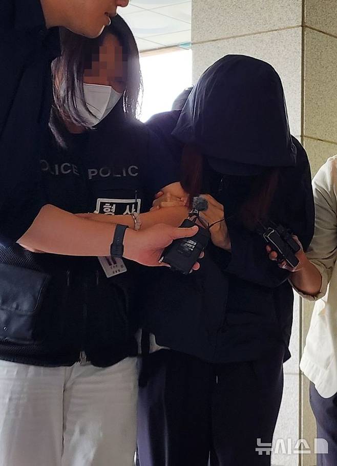 [안동=뉴시스] 김진호 기자 = 시험지를 빼돌리기 위해 기간제 교사와 함께 시험기간 중 경북 안동시 소재 고등학교에 무단 침입한 혐의를 받는 학부모가 구속 전 피의자 심문(영장실질심사)을 받기 위해 지난달 15일 대구지법 안동지원으로 들어서고 있는 모습. 2025.07.15. kjh9326@newsis.com