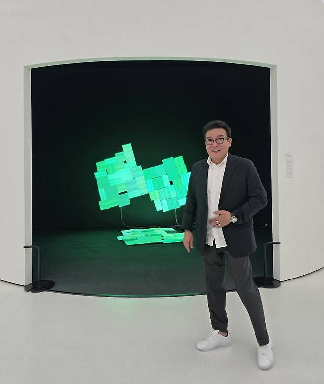 [사진=박현주 미술전문기자] 5일 중국 광저우 광동미술관에서 생존작가 외국인 최초로 개인전을 연 박종규 작가가 '비트의 유령들' 작품앞에서 포즈를 취하고 있다. 2025.08.05. hyun@newsis.com *재판매 및 DB 금지