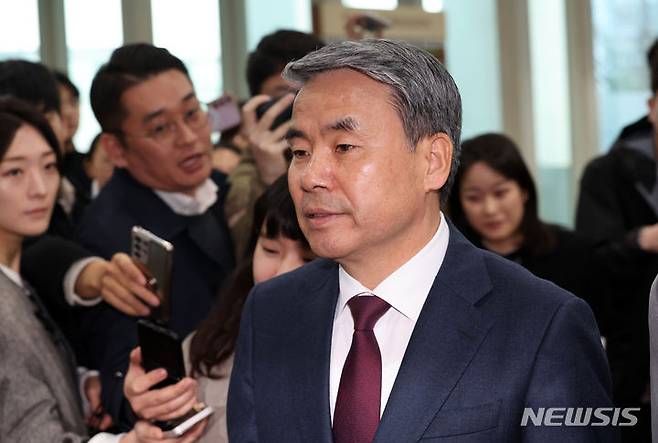 [서울=뉴시스] 배훈식 기자 = 이종섭 주호주 대사가 28일 오전 서울 종로구 외교부에서 열린 방산협력 관계부처-주요공관장 합동 회의 참석을 위해 이동하고 있다. 2024.03.28. dahora83@newsis.com