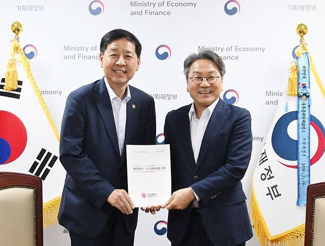 [광주=뉴시스] 구윤철 경제부총리 겸 기획재정부 장관과 강기정 광주시장. (사진=광주시 제공) 2025.08.05. photo@newsis.com *재판매 및 DB 금지