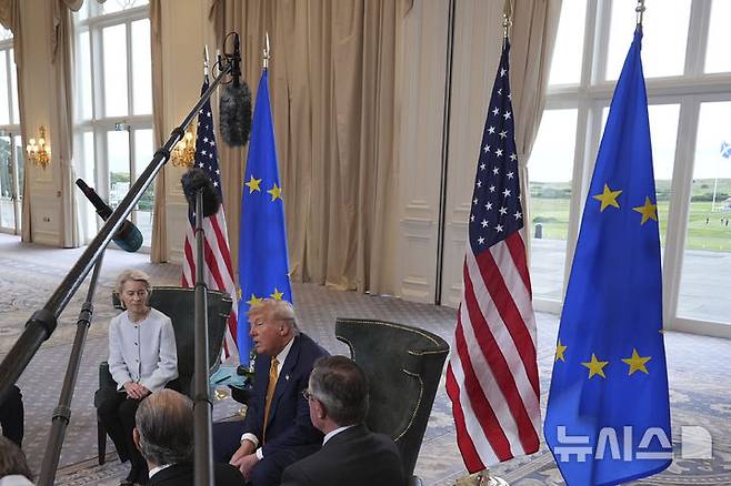 [턴베리=AP/뉴시스] 도널드 트럼프 미국 대통령이 27일(현지 시간) 스코틀랜드 턴베리의 트럼프 턴베리 골프장에서 우르줄라 폰데어라이엔 유럽연합(EU) 집행위원장과의 회담에 대해 발언하고 있다. 미국과 EU가 '상호관세 15%'를 골자로 한 무역 합의를 타결했다. 2025.07.28.