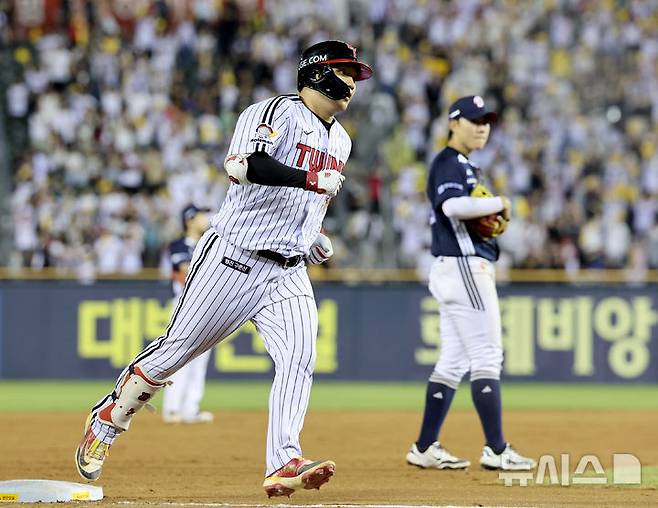 [서울=뉴시스] 김진아 기자 = 5일 서울 송파구 잠실야구장에서 열린 2025 KBO리그 두산 베어스와 LG 트윈스의 경기, 7회말 2사 1,2루 LG 문보경이 역전 3점 홈런을 친 후 그라운드를 돌고 있다. 2025.08.05. bluesoda@newsis.com