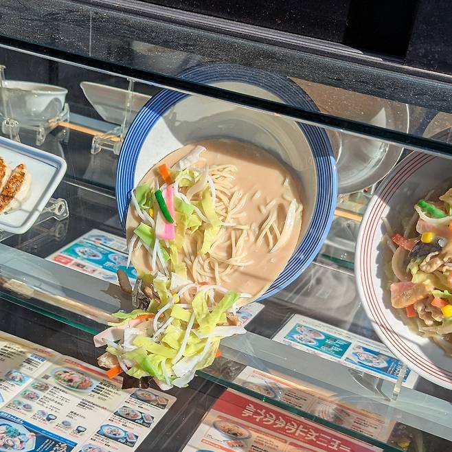 지난 2일 후쿠오카 시내의 한 음식점의 음식 모형이 폭염에 녹아 흘러 버린 모습 [출처= X @tomozh]