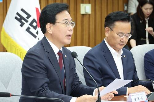상법, 노조법 간담회서 발언하는 송언석 비대위원장 상법, 노조법 간담회서 발언하는 송언석 비대위원장     (서울=연합뉴스) 김주성 기자 = 국민의힘 송언석 비상대책위원장 겸 원내대표가 5일 서울 여의도 국회에서 열린 "반기업법(상법, 불법파업조장법) 문제점과 향후 대응 긴급 간담회"에서 발언하고 있다. 2025.8.5     utzza@yna.co.kr (끝)   <저작권자(c) 연합뉴스, 무단 전재-재배포, AI 학습 및 활용 금지>