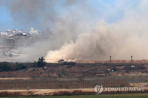 가자지구 접경지에서 이스라엘 탱크가 기동하며 흙먼지가 피어오르는 모습. [AFP 연합뉴스 자료사진 재판매 및 DB 금지]