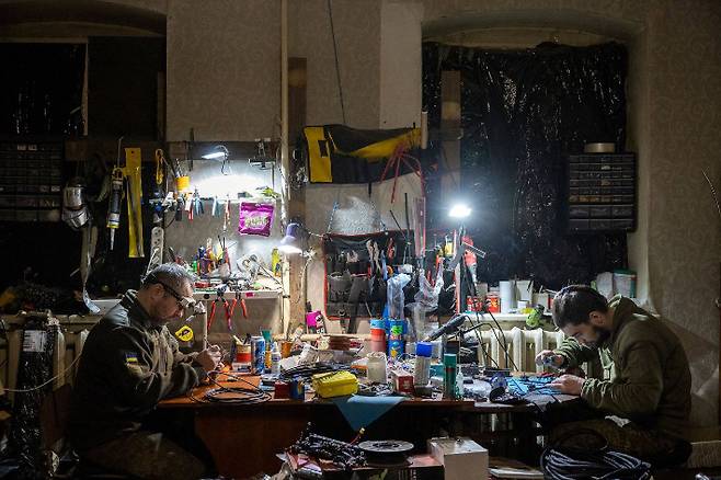 드론을 조립하는 우크라이나군. 우크라이나 국방부 X 계정 게시글 캡처