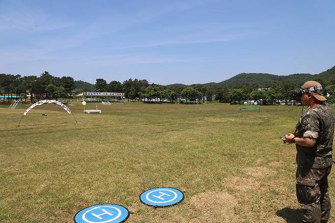 드론 공작소에 마련된 비행 코스로 FPV 드론을 날리는 모습. 육군 5사단 제공