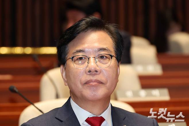 국민의힘 송언석 비상대책위원장 겸 원내대표가 4일 국회에서 열린 의원총회에 참석하고 있다. 박종민 기자