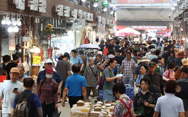 지난달 27일 서울 동대문구 청량리종합시장이 북적이고 있다. 연합뉴스