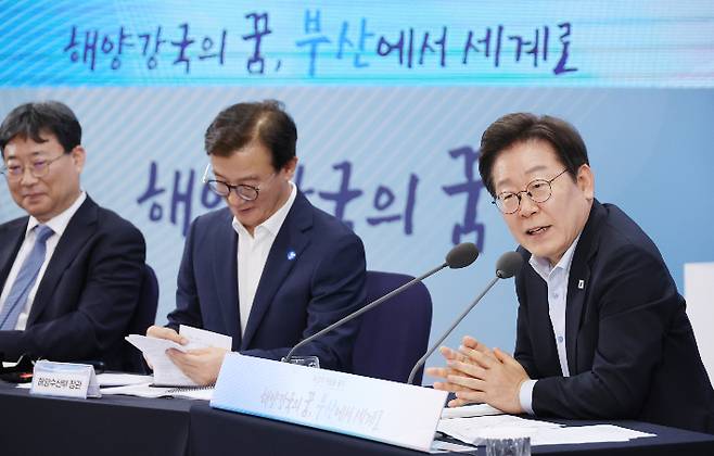 이재명 대통령이 지난달 열린 부산 타운홀미팅에서 해수부와 HMM 이전, 관련 기관 이전을 강조했다. 연합뉴스