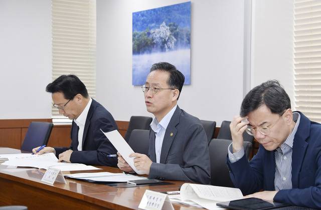 이형일 기획재정부 1차관(가운데)은 5일 ‘물가관계차관회의’를 주재하며 관계부처와 7월 소비자물가 동향과 농축수산물 폭우·폭염 피해 상황 등을 논의하고 있다. 기재부