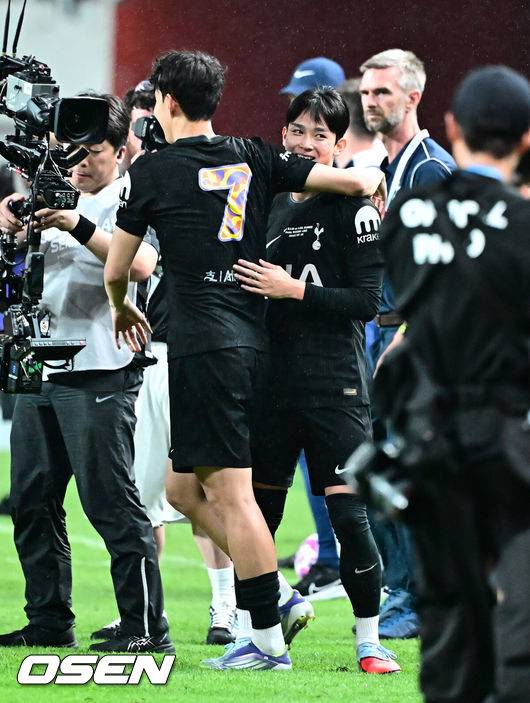 [OSEN=지형준 기자] 손흥민(33, 토트넘)의 토트넘 홋스퍼 커리어가 막을 내렸다. 선발로 출전해 약 65분을 소화한 그는 뜨거운 반응을 이끌어내며 교체아웃됐다. 토트넘은 뉴캐슬 유나이티드를 상대로 무승부를 만들어냈다.토트넘 홋스퍼는&nbsp;3일 오후 8시 서울월드컵경기장에서 열린 쿠팡플레이 시리즈 2025&nbsp;2경기 뉴캐슬 유나이티드와 프리시즌 친선경기를 치러 1-1 무승부를 거뒀다.토트넘 손흥민이 양민혁과 인사를 나누고 있다. 2025.08.03 / jpnews@osen.co.kr