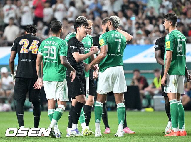 [OSEN=서울월드컵경기장, 이대선 기자] 3일 오후 서울월드컵경기장에서 쿠팡플레이 시리즈 2025&nbsp;2경기, 토트넘 홋스퍼 FC와 뉴캐슬 유나이티드 FC의 프리시즌 친선경기가 열렸다.토트넘 손흥민의 고별전이자 양민혁과 뉴캐슬 박승수의 맞대결로 주목받는 이번 경기는 단순한 프리시즌 친선경기가 아닌, 전설의 마지막, 신예의 등장 교차점이라는 특별한 의미가 더해진다.후반 토트넘 홋스퍼 손흥민이 교체되며 뉴캐슬 유나이티드 선수들과 인사를 나누고 있다. 2025.08.03 /sunday@osen.co.kr