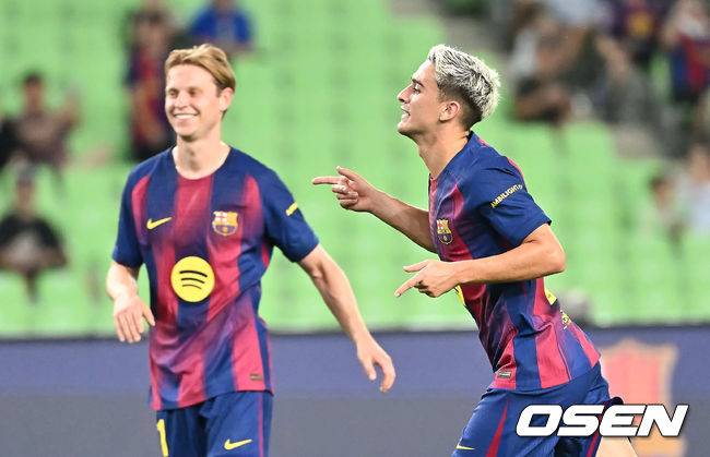 [OSEN=대구, 이석우 기자] 4일 대구스타디움에서 대구FC와 FC 바르셀로나의  2025 아시아 투어 에디션 한국 경기가 열렸다.  FC 바르셀로나는&nbsp;지난달 31일 서울월드컵경기장에서 열린 FC 서울과의 맞대결에서 7-3으로 완승을 거뒀다.FC 바르셀로나 가비가 전반 선제골을 성공시키고 세리머니를 하고 있다. 2025.08.04 / foto0307@osen.co.kr