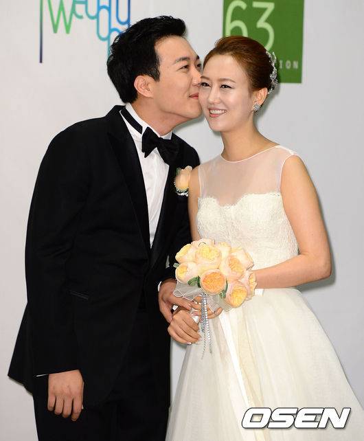 [OSEN=이대선 기자] 28일 오전 서울 여의도 63빌딩 그랜드볼룸홀에서 가수 장윤정과 아나운서 도경완의 결혼식에서 아나운서 도경완이 가수 장윤정의 볼에 키스를 하고 있다.가수 장윤정과 아나운서 도경완의 결혼식은 1부와 2부로 진행되며, 주례는 KBS 길환영 사장이 맡는다.1부 사회는 개그맨 이휘재, 축가는 장윤정과 돈독한 우정을 자랑하는 화요비, 거미, 영지(전 버블시스터즈), 나비 등이 진행하며 2부에서는 개그맨 조세호(전 양배추)와 소속사 식구이자 후배가수인 박현빈이 각각 사회와 축가를 맡는다. /sunday@osen.co.kr