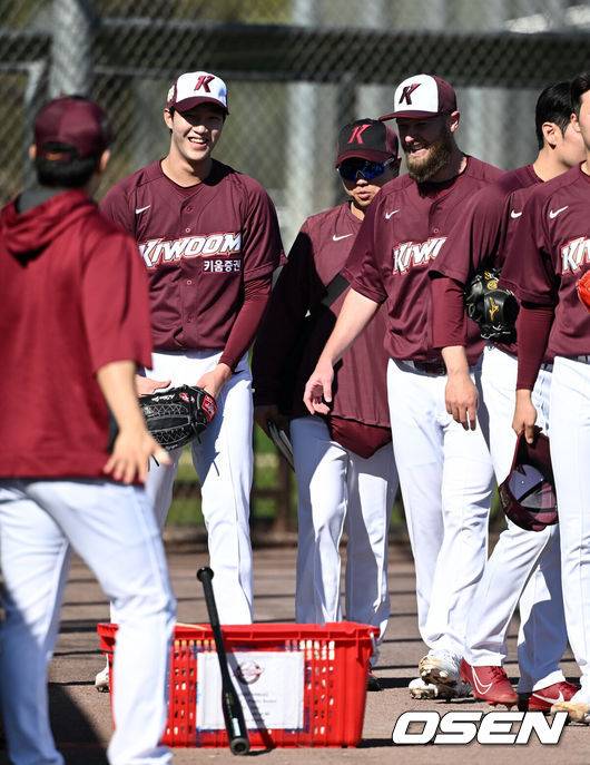 [OSEN=스코츠데일(미국 애리조나주), 지형준 기자] 5일(한국시간) 미국 애리조나주 스코츠데일에 위치한 솔트리버필즈 앳 토킹스틱에 스프링캠프를 차린 키움 히어로즈가 2023 시즌을 향한 본격적인 담금질에 나섰다.키움 안우진, 요키시가 미소를 지으며 이동하고 있다. 2023.02.05 /jpnews@osen.co.kr