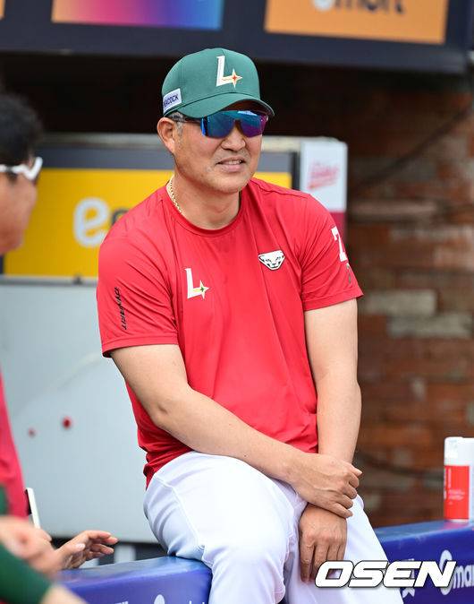 [OSEN=인천, 김성락 기자] 27일 인천 SSG랜더스필드에서 ‘2025 신한은행 SOL Bank KBO리그’ SSG 랜더스와 한화 이글스의 경기가 열렸다.이날 SSG는 문승원,한화는 엄상백을 선발로 내세웠다. &nbsp;경기 시작에 앞서 SSG 이숭용 감독이 미소짓고 있다. 2025.06.27 / ksl0919@osen.co.kr