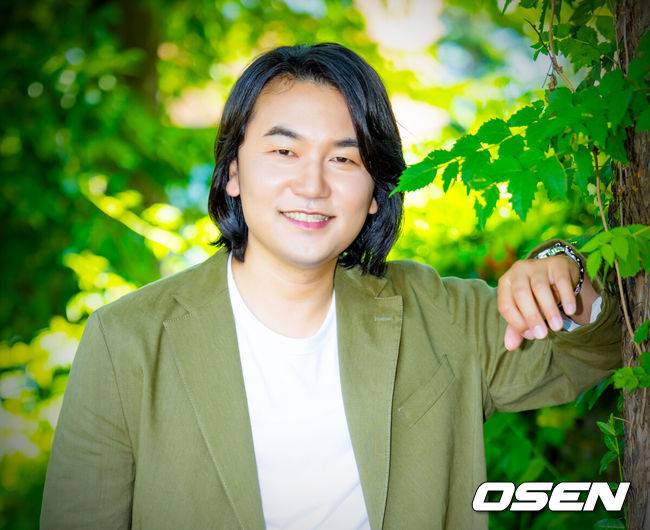 [OSEN=민경훈 기자] 배우 이석이 5일 서울 마포구 합정동에서 OSEN과 인터뷰를 진행했다.배우 이석은 넷플릭스 시리즈 '오징어게임', '트리거' 에서 인상 깊은 연기를 펼쳤다.&nbsp; 배우 이석이 인터뷰에 앞서 포즈를 취하고 있다. 2025.08.05 /rumi@osen.co.kr