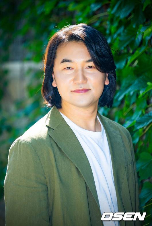 [OSEN=민경훈 기자] 배우 이석이 5일 서울 마포구 합정동에서 OSEN과 인터뷰를 진행했다.배우 이석은 넷플릭스 시리즈 '오징어게임', '트리거' 에서 인상 깊은 연기를 펼쳤다.&nbsp; 배우 이석이 인터뷰에 앞서 포즈를 취하고 있다. 2025.08.05 /rumi@osen.co.kr