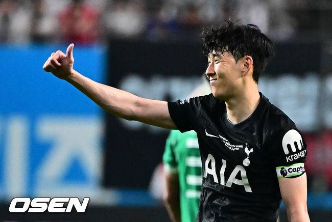 [OSEN=지형준 기자] 손흥민(33, 토트넘)의 토트넘 홋스퍼 커리어가 막을 내렸다. 선발로 출전해 약 65분을 소화한 그는 뜨거운 반응을 이끌어내며 교체아웃됐다. 토트넘은 뉴캐슬 유나이티드를 상대로 무승부를 만들어냈다.토트넘 홋스퍼는&nbsp;3일 오후 8시 서울월드컵경기장에서 열린 쿠팡플레이 시리즈 2025&nbsp;2경기 뉴캐슬 유나이티드와 프리시즌 친선경기를 치러 1-1 무승부를 거뒀다.후반 토트넘 손흥민이 엄지를 치켜들고 있다. 2025.08.03 / jpnews@osen.co.kr