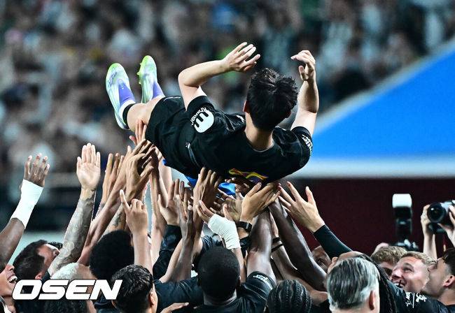 [OSEN=지형준 기자] 손흥민(33, 토트넘)의 토트넘 홋스퍼 커리어가 막을 내렸다. 선발로 출전해 약 65분을 소화한 그는 뜨거운 반응을 이끌어내며 교체아웃됐다. 토트넘은 뉴캐슬 유나이티드를 상대로 무승부를 만들어냈다.토트넘 홋스퍼는&nbsp;3일 오후 8시 서울월드컵경기장에서 열린 쿠팡플레이 시리즈 2025&nbsp;2경기 뉴캐슬 유나이티드와 프리시즌 친선경기를 치러 1-1 무승부를 거뒀다.토트넘 손흥민이 동료선수들에게 헹가래를 받고 있다. 2025.08.03 / jpnews@osen.co.kr