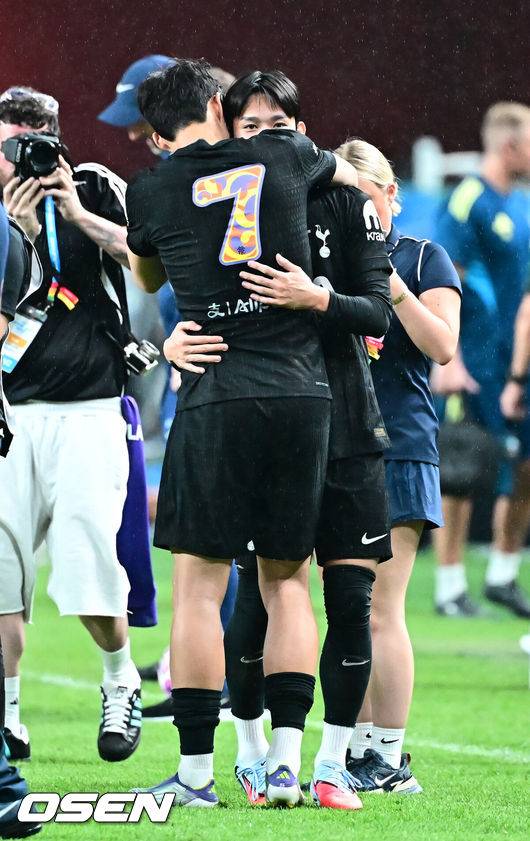 [OSEN=지형준 기자] 손흥민(33, 토트넘)의 토트넘 홋스퍼 커리어가 막을 내렸다. 선발로 출전해 약 65분을 소화한 그는 뜨거운 반응을 이끌어내며 교체아웃됐다. 토트넘은 뉴캐슬 유나이티드를 상대로 무승부를 만들어냈다.토트넘 홋스퍼는&nbsp;3일 오후 8시 서울월드컵경기장에서 열린 쿠팡플레이 시리즈 2025&nbsp;2경기 뉴캐슬 유나이티드와 프리시즌 친선경기를 치러 1-1 무승부를 거뒀다.토트넘 손흥민이 양민혁과 인사를 나누고 있다. 2025.08.03 / jpnews@osen.co.kr