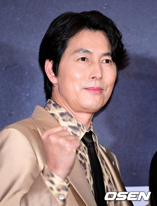 [OSEN=최규한 기자] 9일 오후 서울 삼성동 메가박스 코엑스에서 영화 ‘보호자’(감독 정우성) 레드카펫 쇼케이스 행사가 열렸다.영화 ’보호자’는 10년 만에 출소해 몰랐던 딸의 존재를 알고 평범하게 살기를 원하는 수혁과 그를 노리는 이들 사이의 이야기를 그린 액션 영화로 오는 15일 개봉된다. 감독 겸 배우 정우성이 포토타임을 하고 있다. 2023.08.09  / dreamer@osen.co.kr